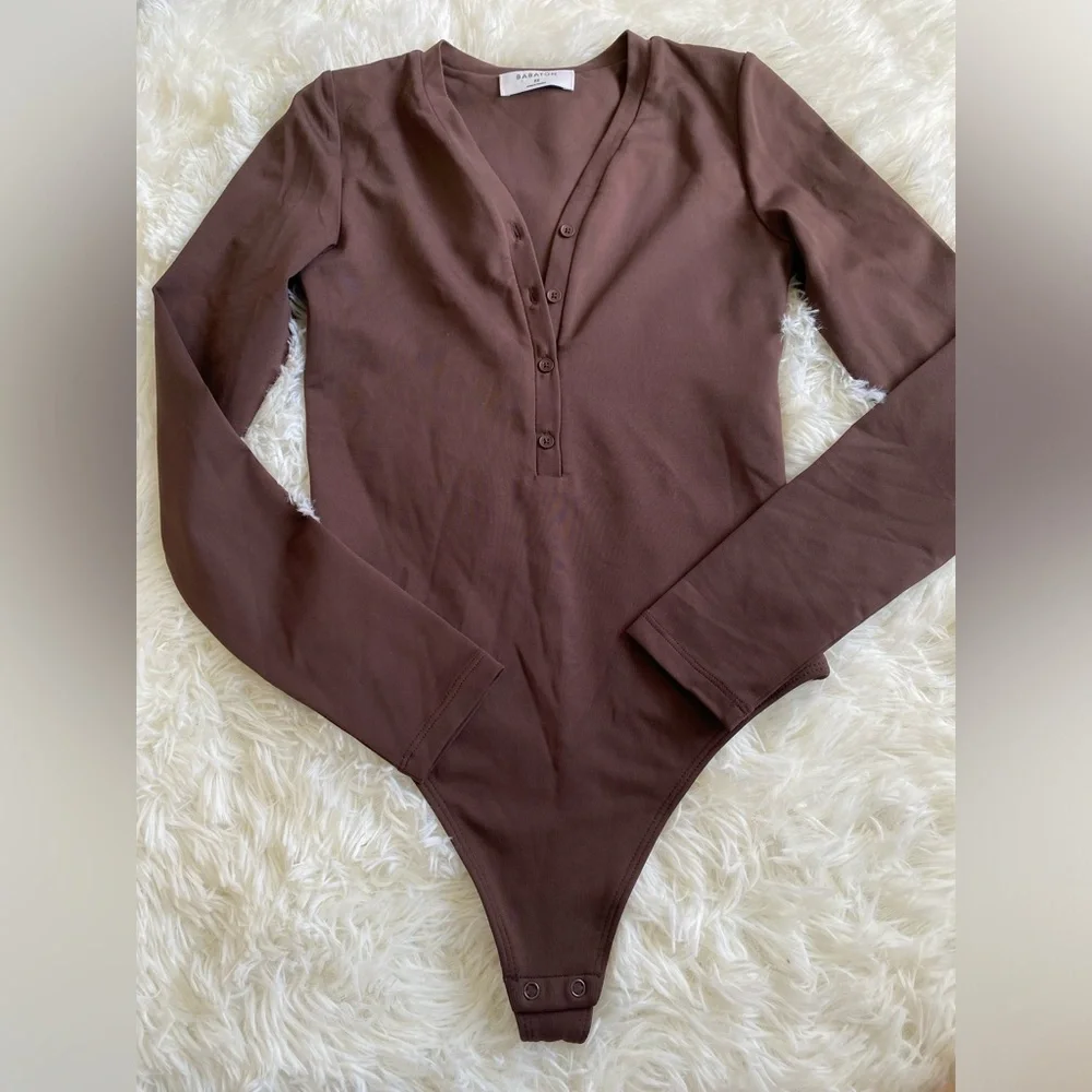 Aritzia Babaton Contour Henley Longsleeve V-neck Bodysuit in Coffee Bean - Picture 2 of 6